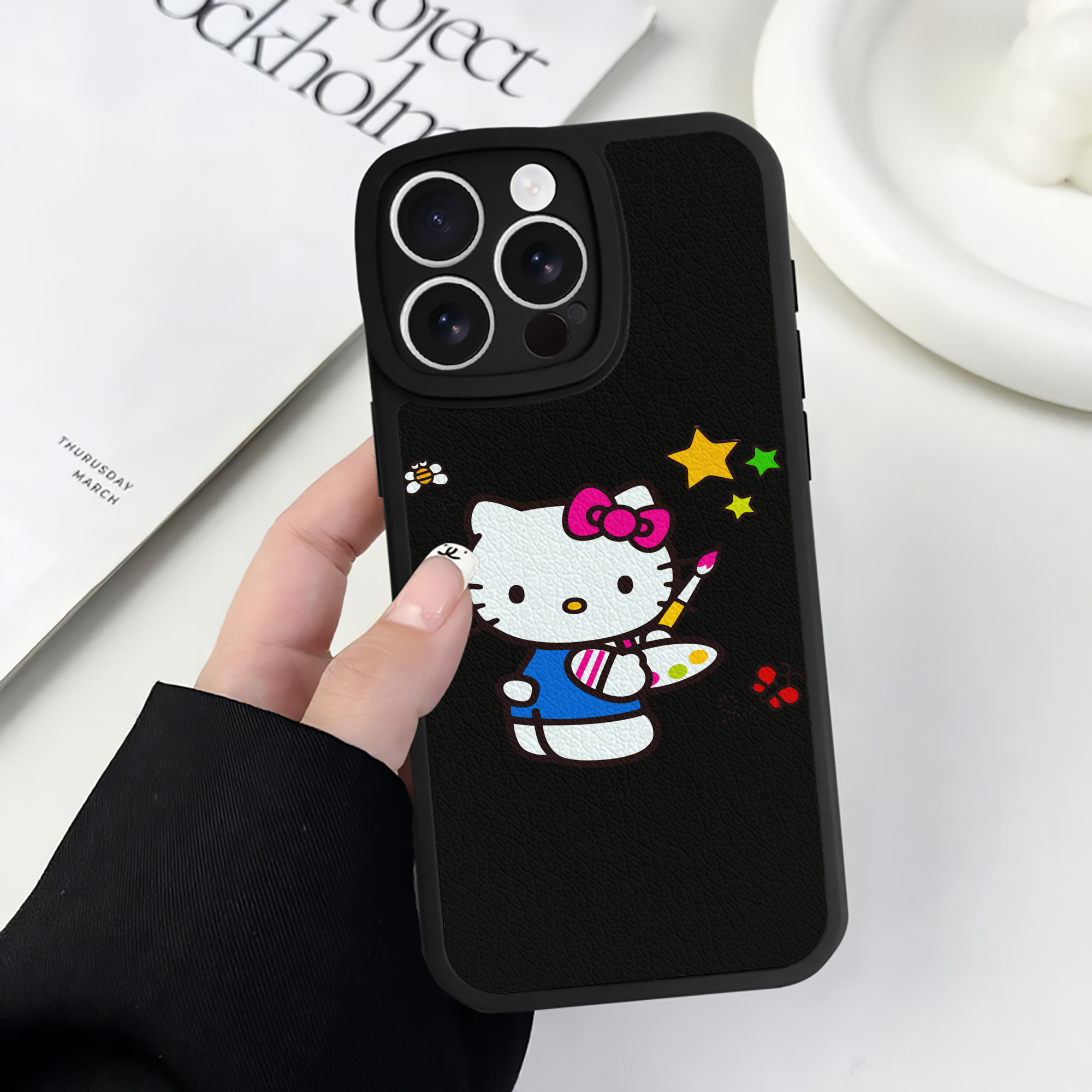 （画像用） Hello Kitty ハローキティ 【iPhone 16シリーズ対応】シリコンスマホケース（レザー調） 材質：シリコン